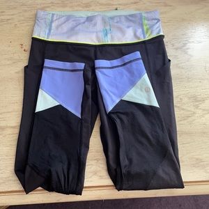 Black, blue and green detailed cropped leggings